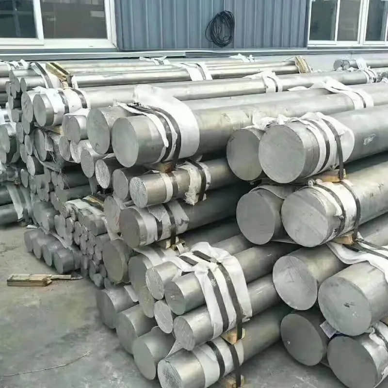 7026铝板是一种高强度的铝合金材料，广泛应用于航空、汽车、船舶制造以及建筑行业。以下是7026铝板的性能和成分概述：性能特点：高强度： 7026铝板含有较高的合金元素，提供了出色的力学性能，包括较高的抗拉强度。良好的加工性： 易于进行各种加工，如切割、焊接、冲压和弯曲。优异的耐腐蚀性： 适合在多种环境中使用，包括海洋和化学环境。良好的焊接性： 可以采用多种焊接技术进行焊接，且焊接后材料性能稳定。良好的疲劳强度： 能够承受反复的负载变化，适用于需要承受循环应力的应用。良好的可塑性： 可以被加工成各种形状和尺寸，以满足特定的设计和工程需求。轻质： 相对于其强度，7026铝板具有较低的密度，有助于减轻结构重量。化学成分：铝（Al）：余量硅（Si）：≤0.08%铁（Fe）：≤0.12%铜（Cu）：0.6~0.9%锰（Mn）：0.05~0.20%镁（Mg）：1.5~1.9%铬（Cr）：无锌（Zn）：4.6~5.2%锆（Zr）：0.09~0.14%这些特性使得7026铝板成为制造飞机结构部件、发动机部件、船舶结构、建筑门窗框架、幕墙系统、装饰面板以及各种机械部件和结构件的理想材料。其轻质和高强度的特点，尤其适合于对减轻重量有严格要求的应用场合。